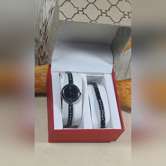 FMD Women's Watch with matching bracelet. NEW in box. - Picture 6 of 9